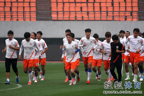  莱斯特城中场核心复出，王权球场掌控比赛节奏