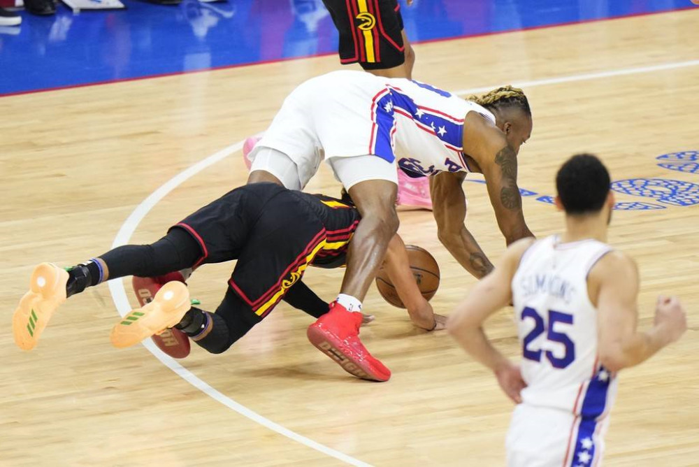  恩比德内线称霸七六人击败热火迎连胜