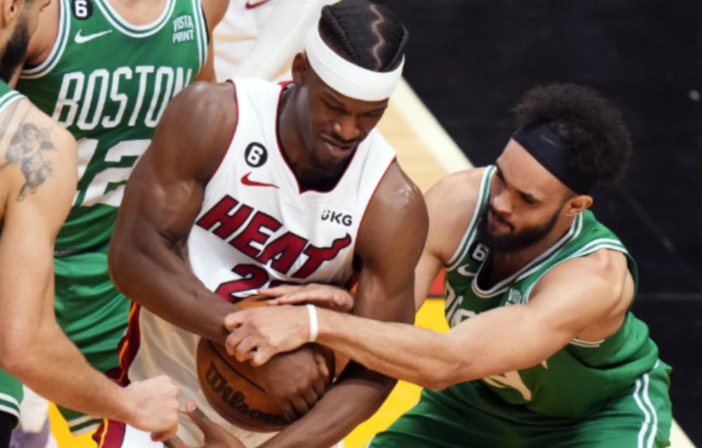  巴特勒硬解战斗热火加时险胜绿军登顶东部  