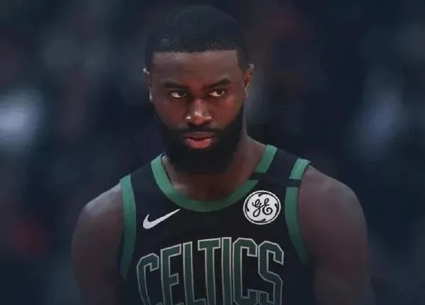  杰伦布朗三十一分绿军末节发力击退尼克斯队